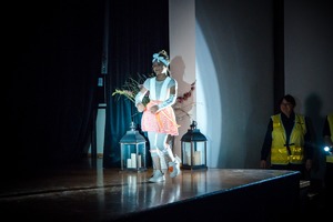 Zdjęcie przedstawiające dziewczynkę na pokazie mody.