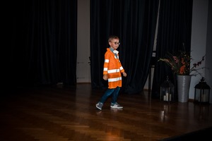 Zdjęcie przedstawiające chłopca prezentującego wykonany strój.
