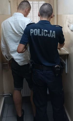 Zdjęcie przedstawiające policjanta oraz osobę zatrzymaną.