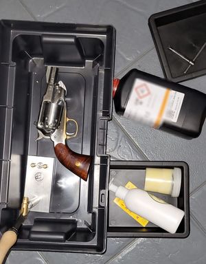Zdjęcie przedstawiające broń palną w plastikowym pojemniku.
