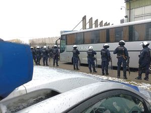 Zdjęcie przedstawiające policjantów zabezpieczający przemieszczanie się kibiców.