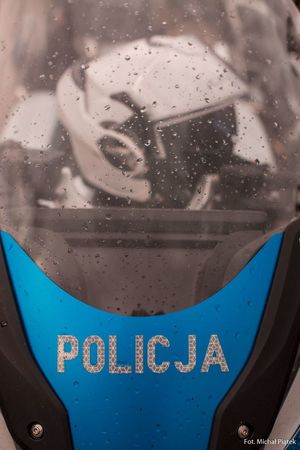 Zdjęcie przedstawiające motocykl policyjny.