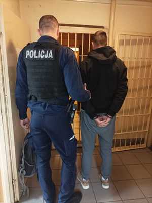 Zdjęcie przedstawiające policjanta oraz osobę zatrzymaną.