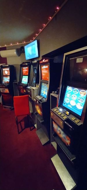 Zdjęcie przedstawiające automaty do gier.