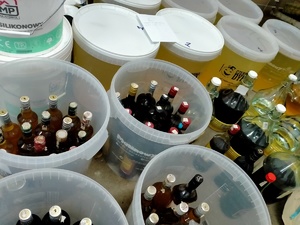 Zdjęcie przedstawiające butelki z alkoholem.