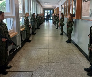 Zdjęcie przedstawiające uczniów klas mundurowych.
