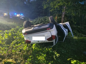 Zdjęcie przedstawiające uszkodzony samochód suzuki.