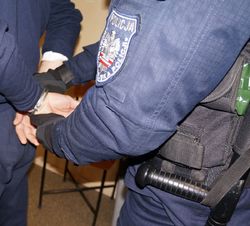 Zdjęcie policjanta oraz osoby zatrzymanej.