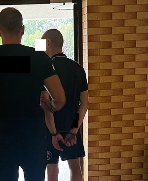 Zdjęcie policjanta oraz osoby zatrzymanej.