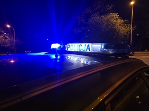 Zdjęcie przedstawiające światła na radiowozie Policyjnym.