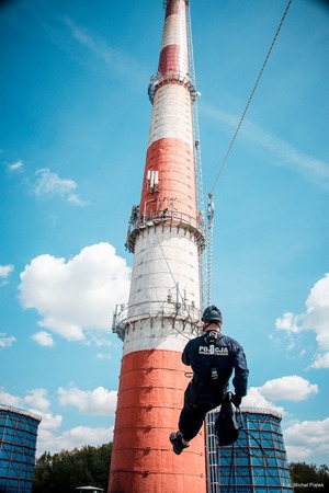 Zdjęcie przedstawiające Policjanta w trakcie ćwiczeń.