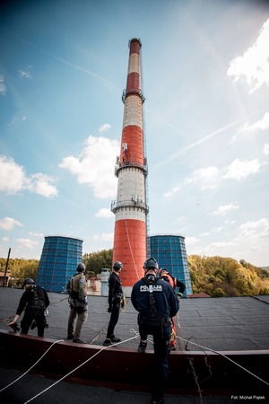 Zdjęcie przedstawiające Policjantów oraz strażaków w trakcie ćwiczeń.