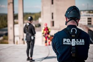 Zdjęcie przedstawiające Policjanta w trakcie ćwiczeń.