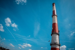 Zdjęcie przedstawiające osoby na kominie w trakcie ćwiczeń.