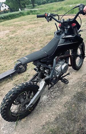 Zdjęcie przedstawiające motocykl.