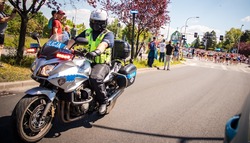 Zdjęcie Policjanta oraz biegaczek.