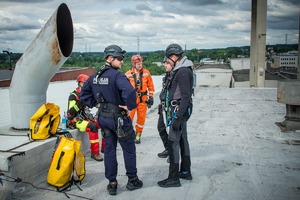 Zdjęcie przedstawiające Policjantów oraz Strażaków.