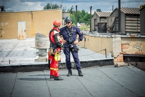 Zdjęcie przedstawiające Policjanta oraz Strażaka.