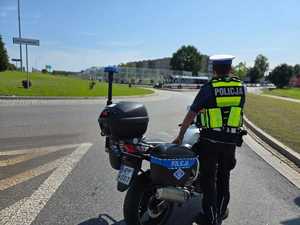 Zdjęcie przedstawiające Policjanta Ruchu Drogowego oraz motocykl.