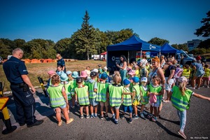 Zdjęcie policjantów oraz dzieci.