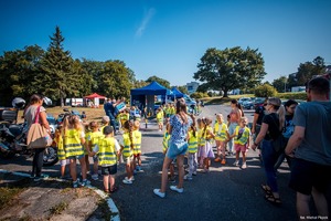 Zdjęcie policjantów oraz dzieci.