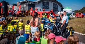 Zdjęcie policjantów oraz dzieci.