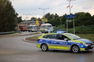 Zdjęcie radiowozu oraz pojazdów uczestniczących w korowodzie.