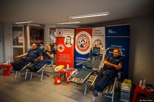 Zdjęcie przedstawiające policjantów w trakcie pobrania krwi.