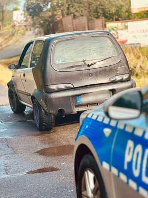 Zdjęcie samochodu oraz radiowozu.