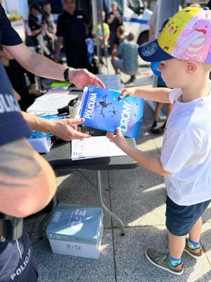 Zdjęcie przedstawiające chłopca przy stoisku profilaktycznym.