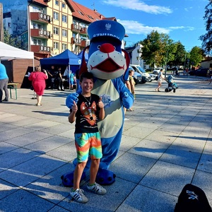 Zdjęcie przedstawiające chłopca robiącego sobie zdjęcie z Sznupkiem.