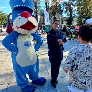 Zdjęcie przedstawiające Sznupka oraz uczennicę klasy policyjnej.