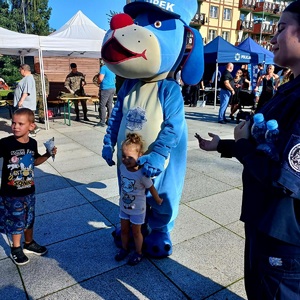 Zdjęcie przedstawiające Sznupka oraz uczestników festiwalu.