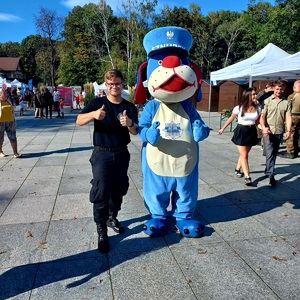 Zdjęcie przedstawiające Sznupka oraz ucznia klasy policynej.