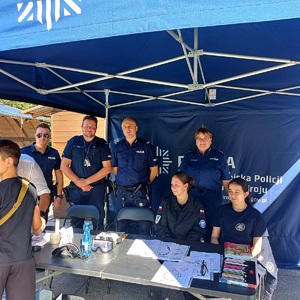 Zdjęcie przedstawiające policjantów przy stoisku profilaktycznym.