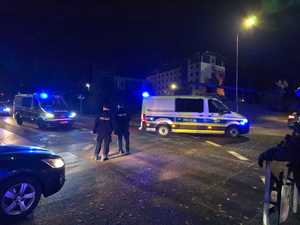 Zdjęcie przedstawiające policjantów na skrzyżowaniu.