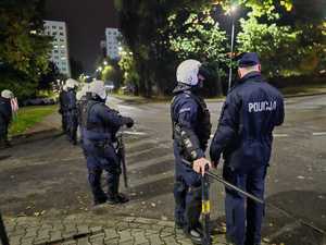 Zdjęcie przedstawiające policjantów zabezpieczających mecz.