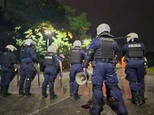 Zdjęcie przedstawiające policjantów zabezpieczających mecz.
