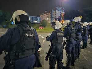 Zdjęcie przedstawiające policjantów zabezpieczających mecz.
