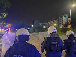 Zdjęcie przedstawiające policjantów zabezpieczających mecz.
