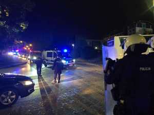 Zdjęcie przedstawiające  policjantów oraz radiowozy.