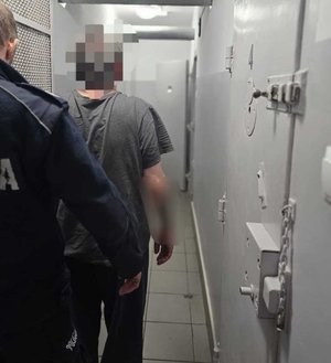 Zdjęcie osoby zatrzymanej oraz policjanta.