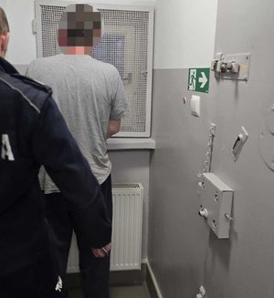 Zdjęcie osoby zatrzymanej oraz policjanta.