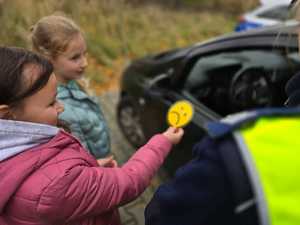 Zdjęcie dzieci w trakcie kontroli drogowej.
