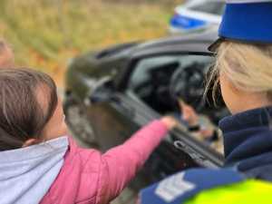 Zdjęcie policjantkę oraz dzieci w trakcie kontroli drogowej.