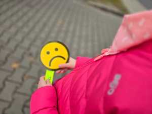 Zdjęcie dziecka trzymającego smutną minkę.