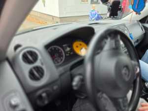 Zdjęcie smutnej minki w samochodzie.