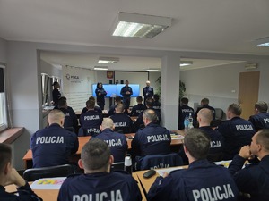 Zdjęcie Pana Komendanta, dwóch pań kadrowych oraz uczestników szkolenia.