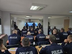 Zdjęcie Pana Komendanta, dwóch pań kadrowych oraz uczestników szkolenia.