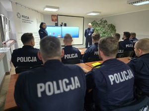 Zdjęcie Pana Komendanta, dwóch pań kadrowych oraz uczestników szkolenia.